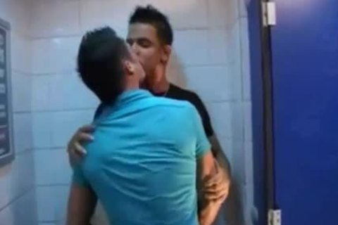 Tw-nks poke At The Club