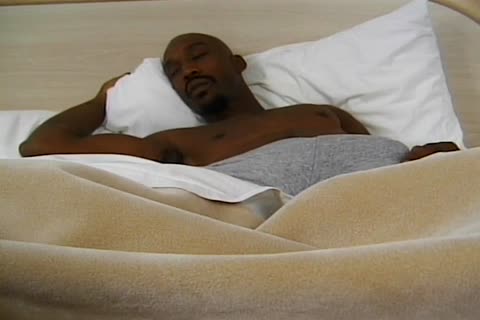 Blackk dude Sucks On A giant Balck shlong Hard