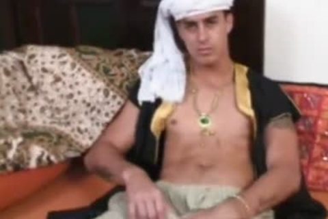 Arab homo nail