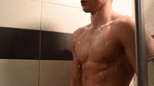 EastBoys.com: Muscle very nice amateur closeup in the gym