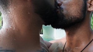 Reality Dudes: Making Out In The Pool